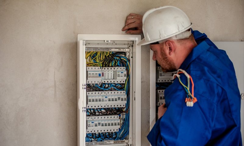 electrician-2755683_1920 electrician-2755683_1920